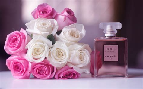 Parfum Chanel Coco Mademoiselle, fleurs roses blanches et 